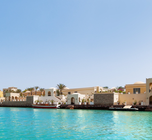 El Gouna in Ägypten mit türkisfarbenem Wasser, luxuriösen Villen direkt am Wasser und wolkenlosem Himmel im Frühling.