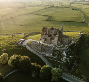 Luftaufnahme des Rock of Cashel in der Grafschaft Tipperary, Irland.