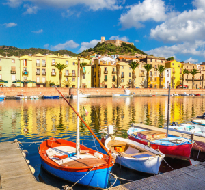 Bunte Boote am Hafen von Bosa auf Sardinien in Italien.