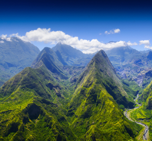 Blick auf die grünen Berge des Cirque de Mafate auf La Réunion.