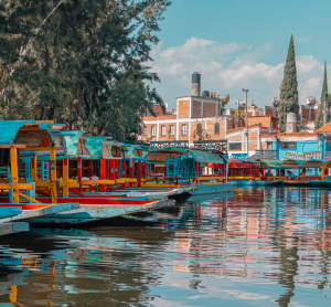 Bunte Boote in den Kanälen von Xochimilco in Mexiko-Stadt, Mexiko.