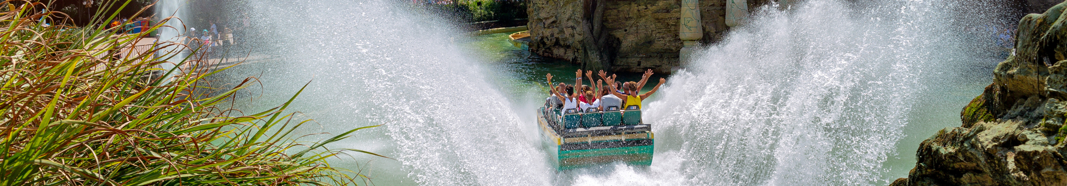 Wasserrutsche mit Kindern im Gardaland am Gardasee