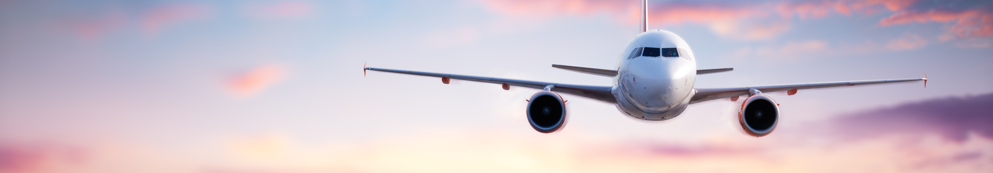 Flugzeug in den Wolken bei Sonnenuntergang