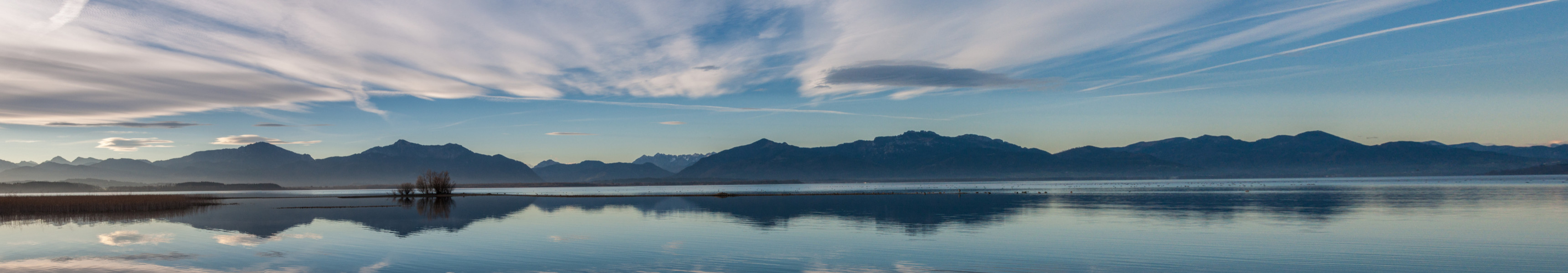 Das Naturparadies am Chiemsee mit Blick auf den Chiemsee und Alpenpanorama im Hintergrund. 