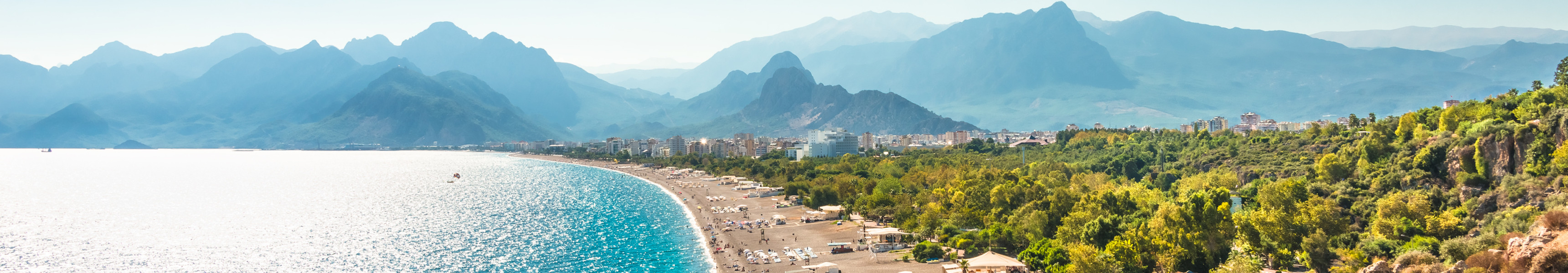 Panoramablick auf den ber&uuml;hmten Konyaaltı-Strand in Antalya, T&uuml;rkei.