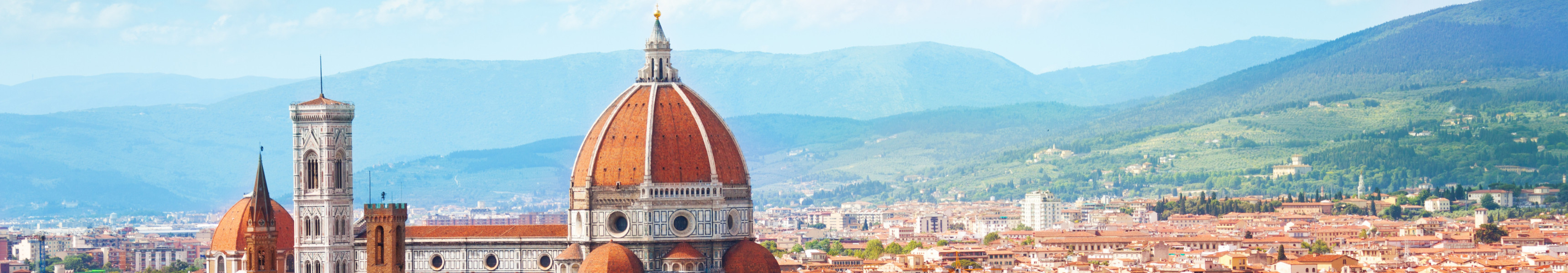 Blick auf Florenz mit dem Dom Santa Maria del Fiore und rotem Ziegeldach.