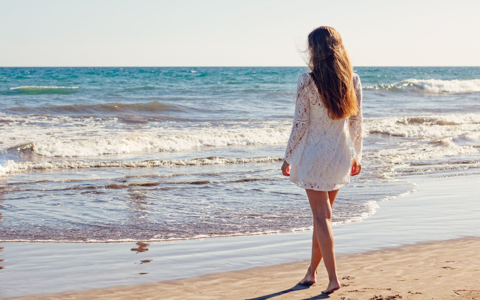 Frau mit Strand auf Gran Canaria