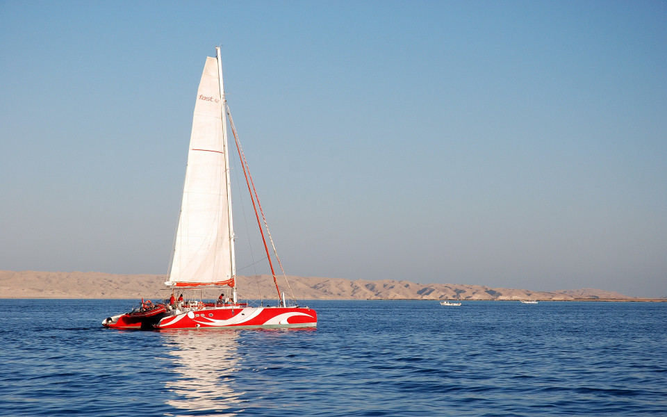 Segelschiff auf dem Meer vor Makadi Bay