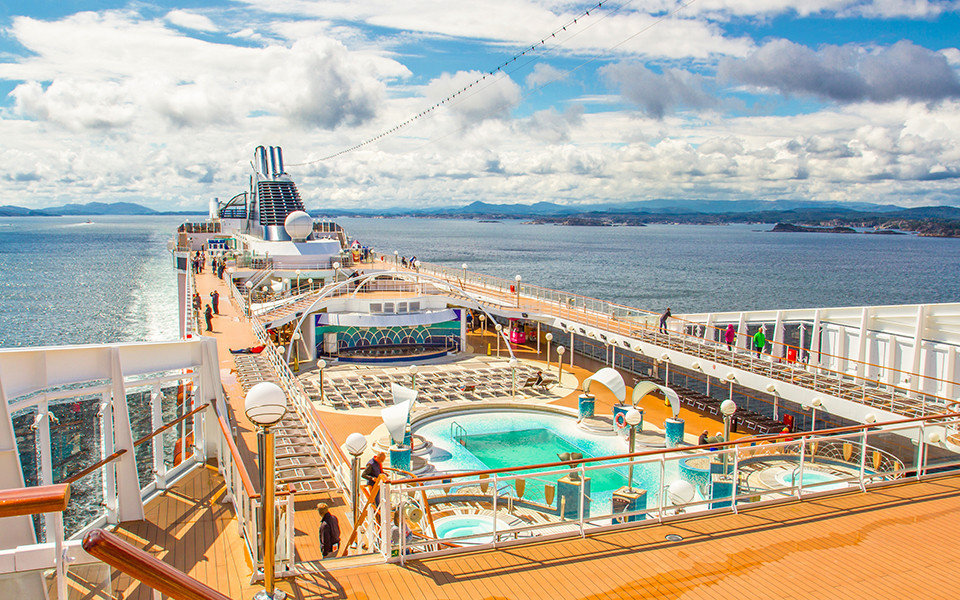 An Deck eines Kreuzfahrtschiffes mit Pool und Meerblick im Sommer