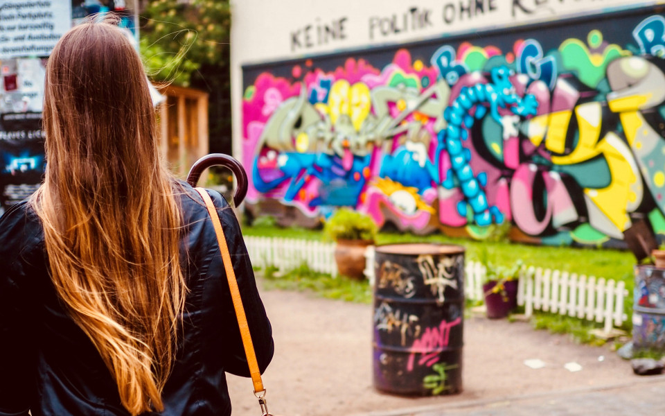 Street-Art-Szene in Hamburg, mit einer bunten Graffiti-Wand im Hintergrund.