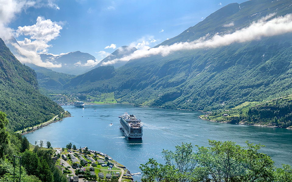 Kreuzfahrtschiff auf einem Fluss