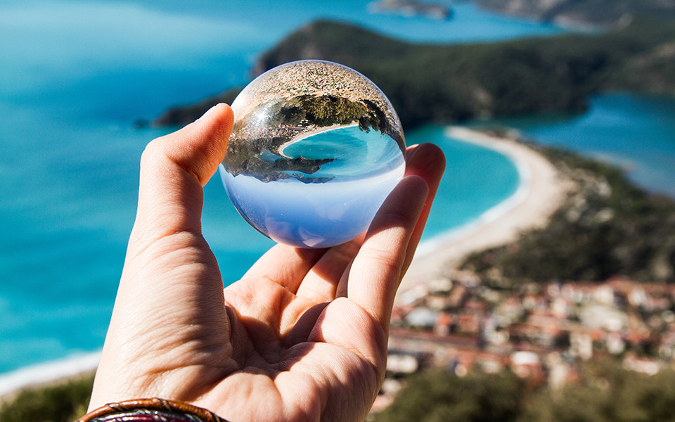 Die Blaue Lagune von Ölüdeniz durch Glaskugel