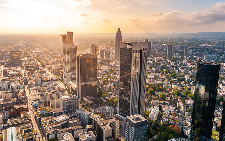 Skyline von Frankfurt am Main bei Sonnenuntergang.