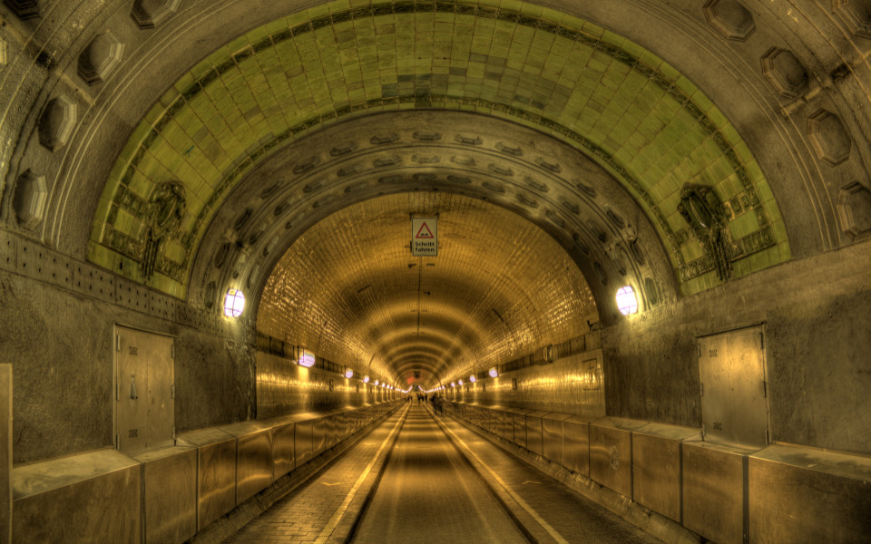 Alten Elbtunnel in Hamburg, einen historischen Fußgänger- und Fahrzeugtunnel unter der Elbe, der mit seinen gekachelten Wänden und dem einzigartigen Licht ein echter Insider-Tipp für einen besonderen Spaziergang ist.