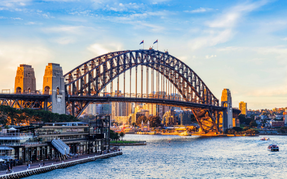 Sydney Harbour Bridge bei Tageslicht mit Blick auf den Hafen und umliegende Geb&auml;ude.