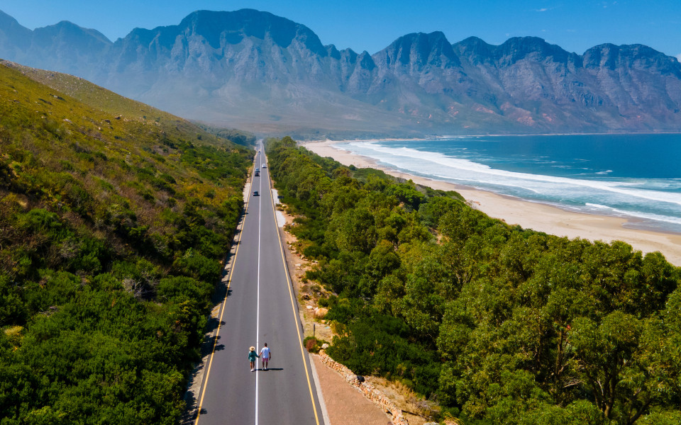 Kogelbay Beach Westkap S&uuml;dafrika, Kogelbay Zerkl&uuml;ftete K&uuml;stenlinie mit spektakul&auml;ren Bergen. Garden Route, Drohnen-Luftaufnahme an der Stra&szlig;e und am Strand