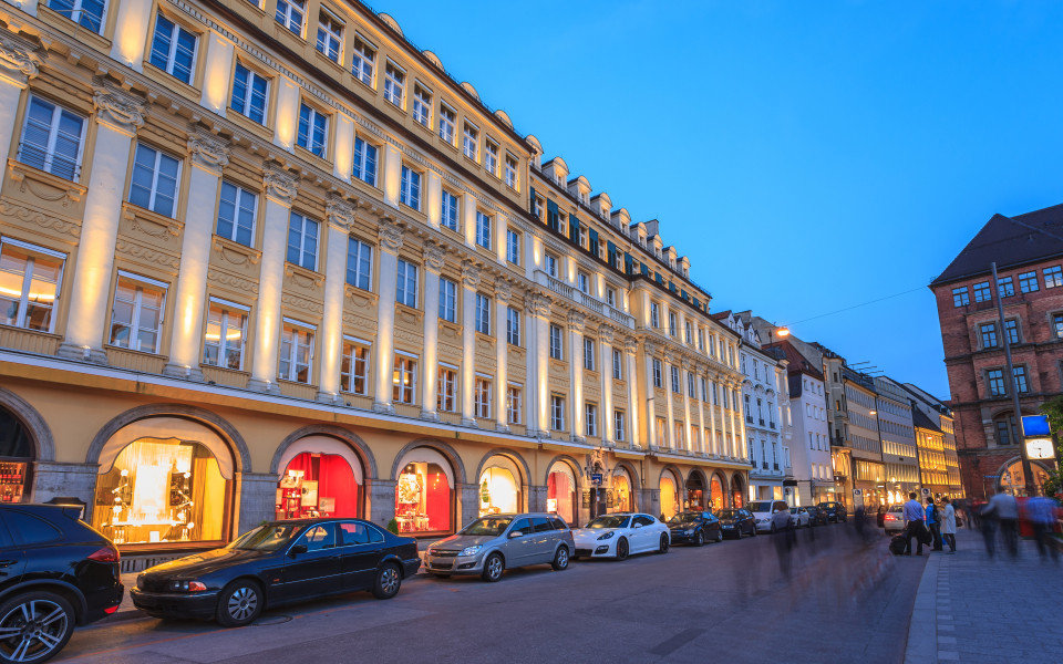 Maximilianstra&szlig;e in M&uuml;nchen mit Luxusboutiquen bei D&auml;mmerung