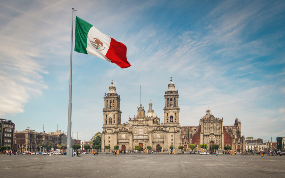 Zocalo-Platz und Kathedrale von Mexiko-Stadt mit mexikanischer Flagge davor 