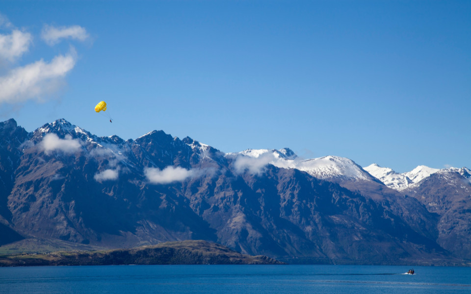 Paraglider am Lake Wakatipu in Queenstown Neuseeland