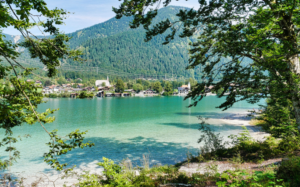 Badestrand am t&uuml;rkisfarbenen Walchensee mit Blick zum Herzogstand&nbsp;&nbsp;