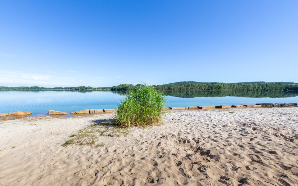 Weitl&auml;ufiger Sandstrand am Murner See in Wackersdorf, Bayern