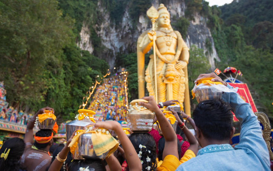 Hinduistische Anhänger nehmen am Thaipusam-Fest in den Batu-Höhlen in Malaysia teil.