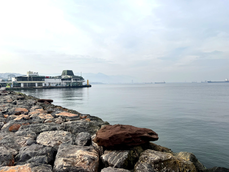 Blick auf den Hafen Konak mit Pier
